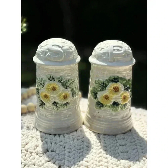 Salt & Pepper Shakers Sunflowers with Basket Weave Design Ceramic Vintage - Picture 1 of 5